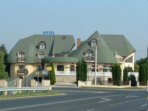 Pezsgőfürdő * Fedett medence * Nemdohányzó szoba * 24 órás portaszolgálat * Vegetáriánus konyha * Konferencia terem Pezsgőfürdő * Fedett medence * Nemdohányzó szoba * 24 órás portaszolgálat * Vegetáriánus konyha * Konferencia terem